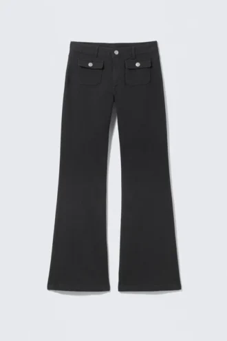 Twill-Hose mit Bootcut und niedriger Taille – Schwarz