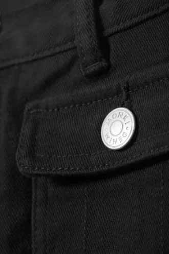 Twill-Hose mit Bootcut und niedriger Taille – Schwarz