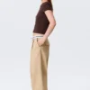 Twill-Hose mit niedriger Leibhöhe und gefaltetem Bund – Beige Twill-Hose mit niedriger Leibhöhe und gefaltetem Bund – Beige