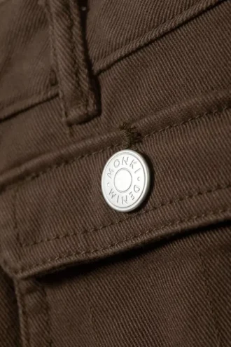 Twill-Hose mit niedriger Taille und Bootcut – Dunkelbraun