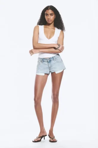 Venus Hotpants aus ausgefranstem Denim mit niedriger Leibhöhe – Dream Blue – Hellblau