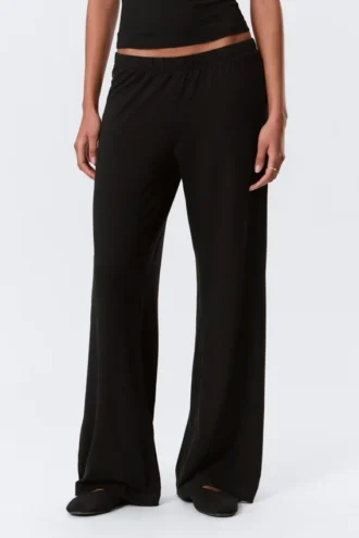 Weiche Bootcut-Hose mit niedriger Leibhöhe – Schwarz