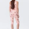 Weiche Capri-Leggings mit mittlerer Leibhöhe – Hellrosa – Blumenmuster Weiche Capri-Leggings mit mittlerer Leibhöhe – Hellrosa – Blumenmuster