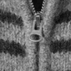 Weiche, eng anliegende Strickjacke mit Reißverschluss – schwarz-grau gestreift Weiche, eng anliegende Strickjacke mit Reißverschluss – schwarz-grau gestreift