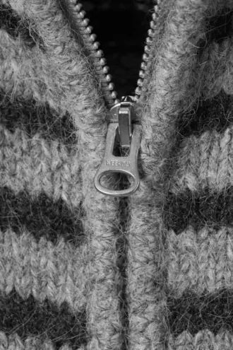 Weiche, eng anliegende Strickjacke mit Reißverschluss – schwarz-grau gestreift