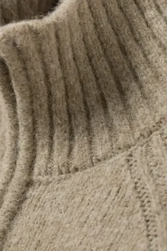 Weiche, figurbetonte Strickjacke mit Reißverschluss – Beige Melange