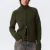 Weiche, figurbetonte Strickjacke mit Reißverschluss – Dunkles Moosgrün Weiche, figurbetonte Strickjacke mit Reißverschluss – Dunkles Moosgrün