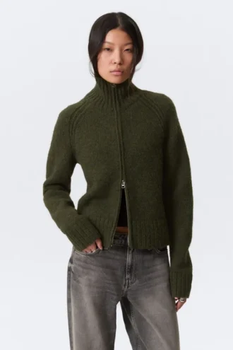 Weiche, figurbetonte Strickjacke mit Reißverschluss – Dunkles Moosgrün