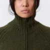 Weiche, figurbetonte Strickjacke mit Reißverschluss – Dunkles Moosgrün Weiche, figurbetonte Strickjacke mit Reißverschluss – Dunkles Moosgrün