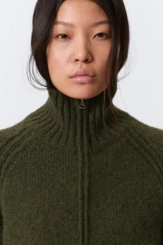 Weiche, figurbetonte Strickjacke mit Reißverschluss – Dunkles Moosgrün