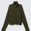 Weiche, figurbetonte Strickjacke mit Reißverschluss – Dunkles Moosgrün Weiche, figurbetonte Strickjacke mit Reißverschluss – Dunkles Moosgrün