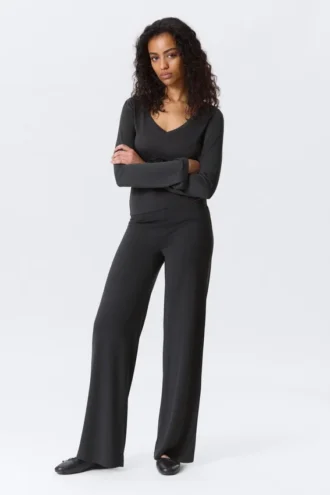 Weiche, tief sitzende Hose mit weitem Bein – gewaschenes Schwarz