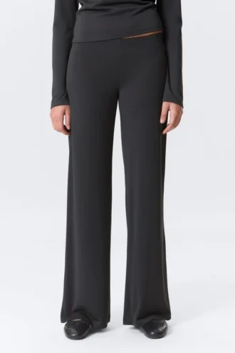 Weiche, tief sitzende Hose mit weitem Bein – gewaschenes Schwarz