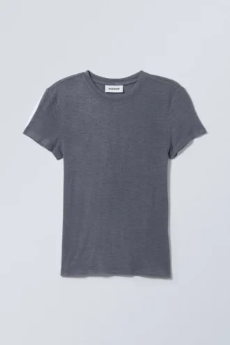 Weiches, transparentes, figurbetontes T-Shirt – Staubblau