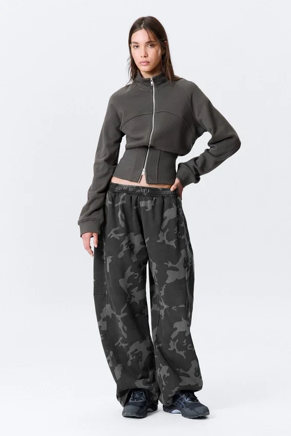 Weit geschnittene bedruckte Jogginghose aus Baumwollfrottee – Dunkelgrau – Camo Weit geschnittene bedruckte Jogginghose aus Baumwollfrottee – Dunkelgrau – Camo