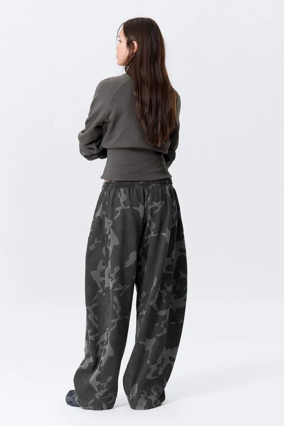 Weit geschnittene bedruckte Jogginghose aus Baumwollfrottee – Dunkelgrau – Camo Weit geschnittene bedruckte Jogginghose aus Baumwollfrottee – Dunkelgrau – Camo