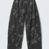 Weit geschnittene bedruckte Jogginghose aus Baumwollfrottee – Dunkelgrau – Camo Weit geschnittene bedruckte Jogginghose aus Baumwollfrottee – Dunkelgrau – Camo