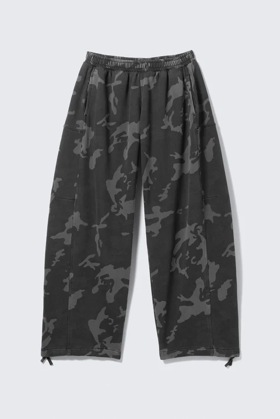 Weit geschnittene bedruckte Jogginghose aus Baumwollfrottee – Dunkelgrau – Camo Weit geschnittene bedruckte Jogginghose aus Baumwollfrottee – Dunkelgrau – Camo