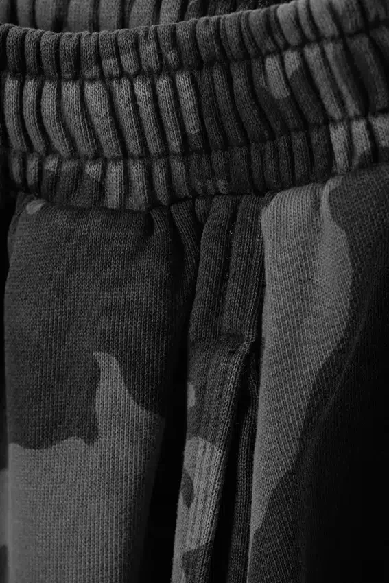 Weit geschnittene bedruckte Jogginghose aus Baumwollfrottee – Dunkelgrau – Camo Weit geschnittene bedruckte Jogginghose aus Baumwollfrottee – Dunkelgrau – Camo