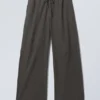 Weit geschnittene Hose mit niedriger Taille – dunkelgrau Weit geschnittene Hose mit niedriger Taille – dunkelgrau