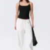 Weit geschnittene Hose mit niedriger Taille und Waschoptik – Weiß Weit geschnittene Hose mit niedriger Taille und Waschoptik – Weiß