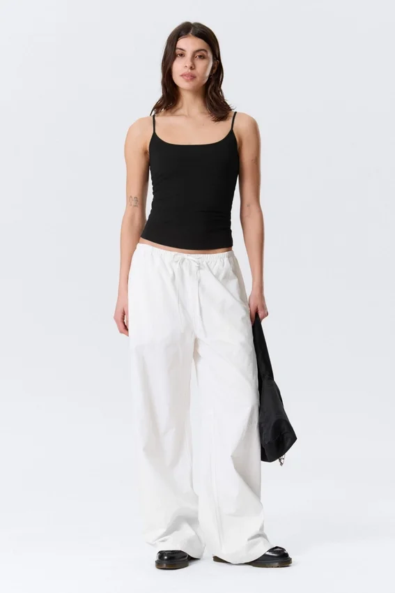 Weit geschnittene Hose mit niedriger Taille und Waschoptik – Weiß Weit geschnittene Hose mit niedriger Taille und Waschoptik – Weiß