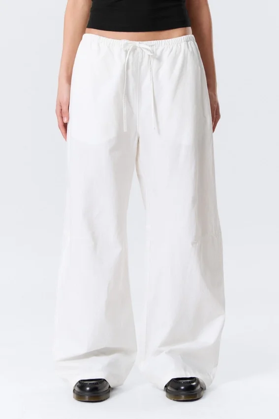 Weit geschnittene Hose mit niedriger Taille und Waschoptik – Weiß Weit geschnittene Hose mit niedriger Taille und Waschoptik – Weiß