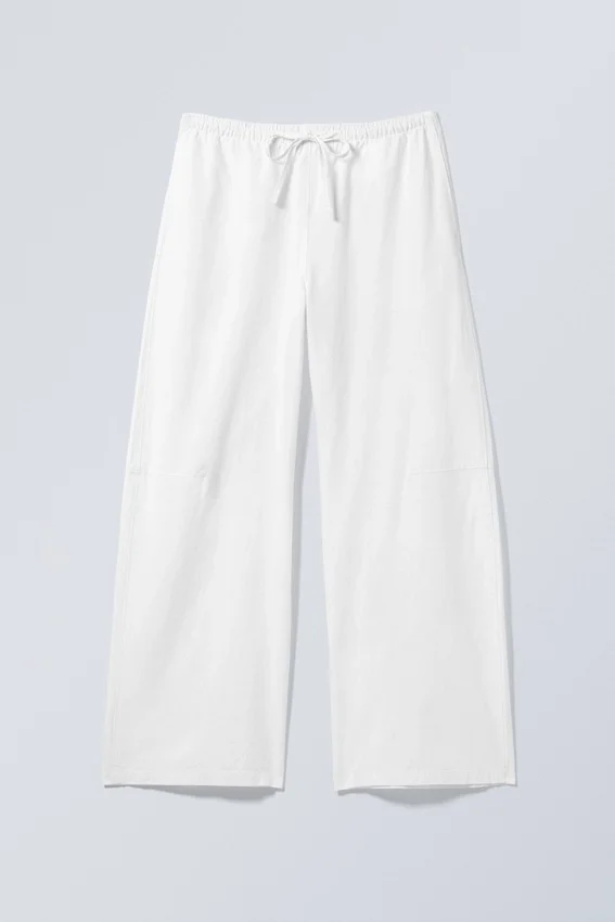 Weit geschnittene Hose mit niedriger Taille und Waschoptik – Weiß Weit geschnittene Hose mit niedriger Taille und Waschoptik – Weiß