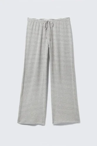 Weit geschnittene Lyocell-Hose zum Hineinschlüpfen – grau-weiß gestreift