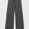 Weit geschnittene Lyocell-Hose zum Hineinschlüpfen – schwarz-grau gestreift Weit geschnittene Lyocell-Hose zum Hineinschlüpfen – schwarz-grau gestreift