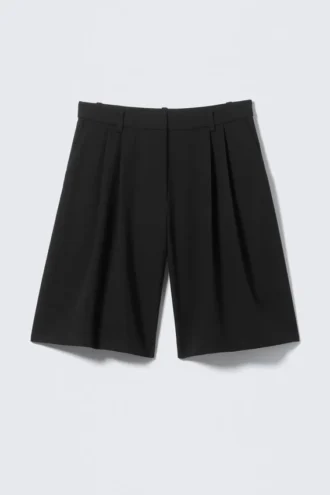 Weit geschnittene, plissierte Shorts – Schwarz
