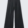 Weit geschnittene Satin-Hose mit drapiertem Schnitt – Dunkelgrau Weit geschnittene Satin-Hose mit drapiertem Schnitt – Dunkelgrau
