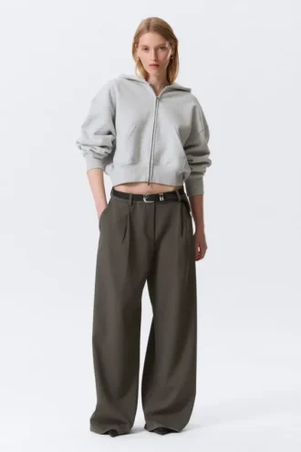 Weite Anzughose mit niedriger Taille – Dunkelgrau