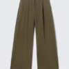 Weite Anzughose mit niedriger Taille – Dunkelkhaki