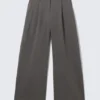 Weite Anzughose mit niedriger Taille – gestreift, dunkelgrau Weite Anzughose mit niedriger Taille – gestreift, dunkelgrau