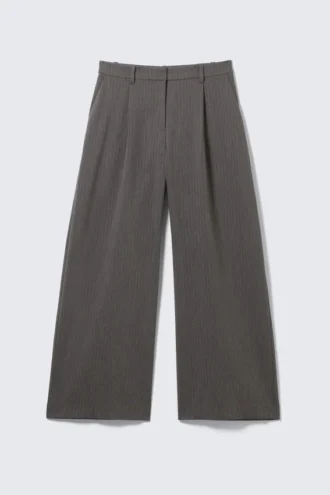 Weite Anzughose mit niedriger Taille – gestreift, dunkelgrau