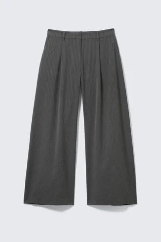 Weite Anzughose mit niedriger Taille – grau meliert mit Nadelstreifen