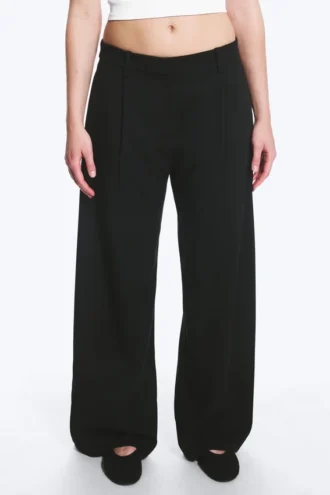 Weite Anzughose mit niedriger Taille – Schwarz