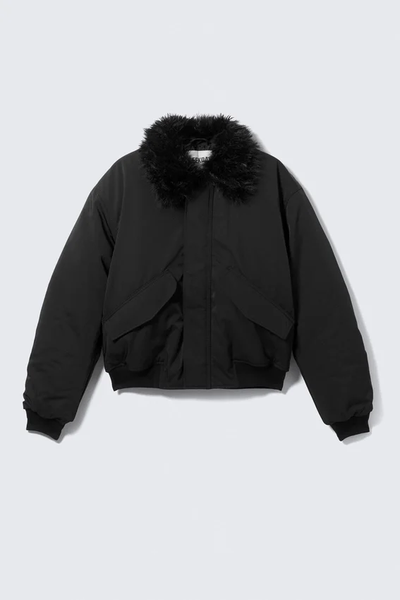 Weite Bomberjacke mit Kunstfellkragen – Schwarz Weite Bomberjacke mit Kunstfellkragen – Schwarz
