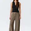 Weite Hose mit niedriger Leibhöhe und Crinkle-Effekt – Beige Weite Hose mit niedriger Leibhöhe und Crinkle-Effekt – Beige