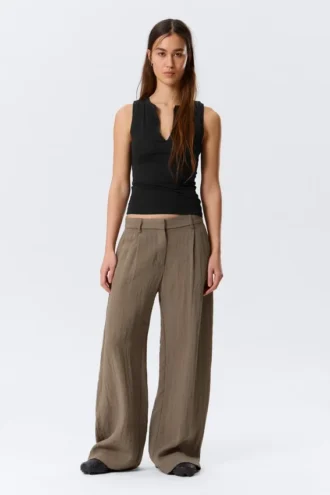 Weite Hose mit niedriger Leibhöhe und Crinkle-Effekt – Beige