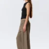 Weite Hose mit niedriger Leibhöhe und Crinkle-Effekt – Beige Weite Hose mit niedriger Leibhöhe und Crinkle-Effekt – Beige