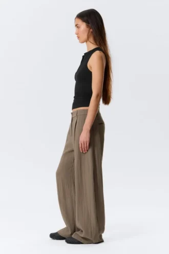 Weite Hose mit niedriger Leibhöhe und Crinkle-Effekt – Beige