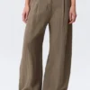 Weite Hose mit niedriger Leibhöhe und Crinkle-Effekt – Beige Weite Hose mit niedriger Leibhöhe und Crinkle-Effekt – Beige
