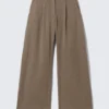 Weite Hose mit niedriger Leibhöhe und Crinkle-Effekt – Beige Weite Hose mit niedriger Leibhöhe und Crinkle-Effekt – Beige