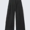 Weite Hose mit niedriger Leibhöhe und Crinkle-Optik – Schwarz Weite Hose mit niedriger Leibhöhe und Crinkle-Optik – Schwarz