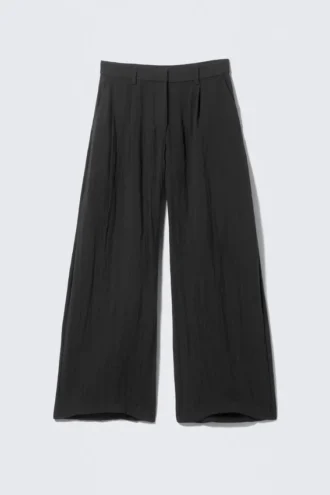 Weite Hose mit niedriger Leibhöhe und Crinkle-Optik – Schwarz