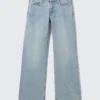 Weite, locker sitzende Low-Rise-Jeans – Lip Blue – Hellblau Weite, locker sitzende Low-Rise-Jeans – Lip Blue – Hellblau