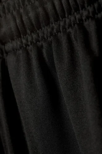 Weite Shorts mit Farbblock-Design – Schwarz