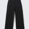 Weite Skater-Jogginghose mit tiefem Schritt – Schwarz Weite Skater-Jogginghose mit tiefem Schritt – Schwarz